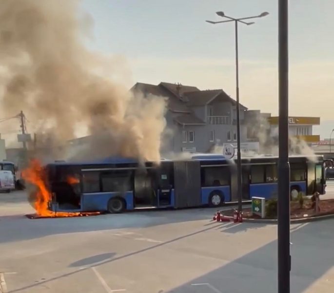 Policia jep detaje për autobusin e djegur në Veternik
