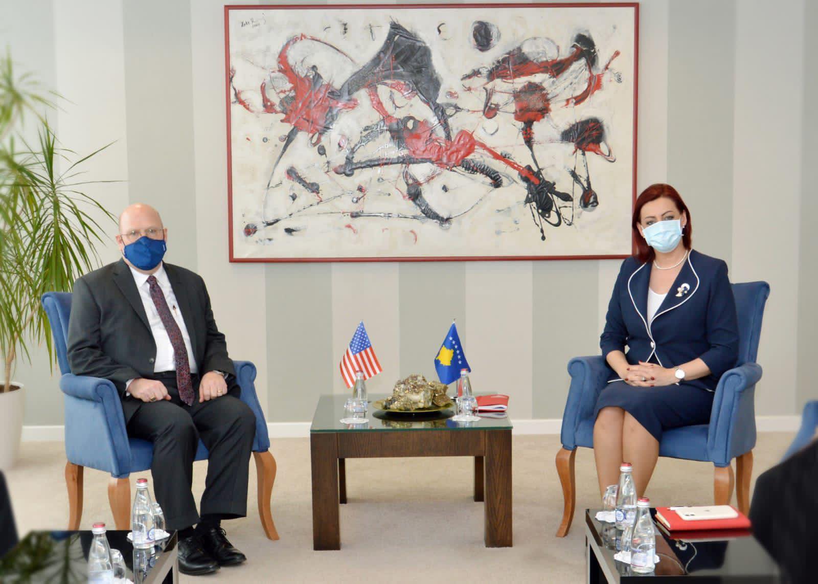 Zv/kryeministrja e njofton ambasadorin amerikan për pozitën e komuniteteve jo-shumicë në Kosovë