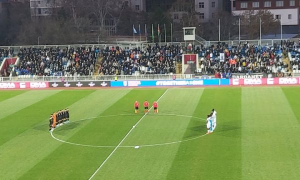 Para nisjes së ndeshjes Kosova-Burkina Faso, mbahet 1 minutë heshtje për Albright