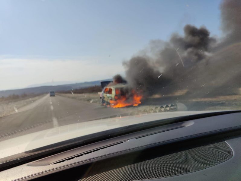 Digjet një veturë në Gjakovë (FOTO)