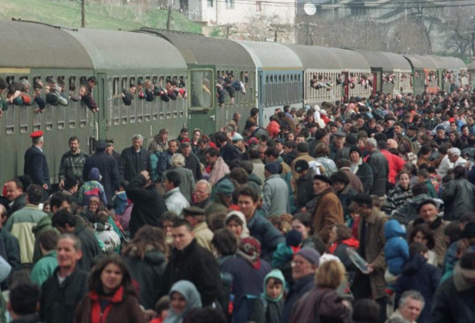 Pamje të refugjatëve kosovarë teksa largoheshin nga vendi në vitin 1999