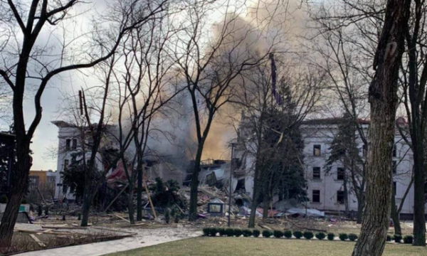 Rusët s’kanë mëshirë, hedhin bomba mbi teatrin në Mariupol ku strehoheshin qindra civilë, ka edhe fëmijë