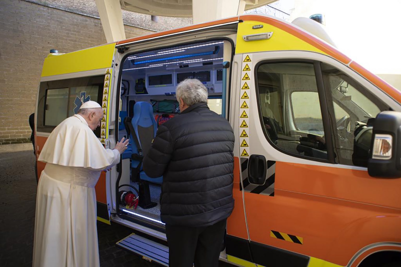Ambulanca e bekuar nga Papa Françesku niset për në Ukrainë