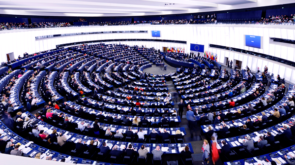 Parlamenti Europian voton për pranimin e Ukrainës si vend kandidat