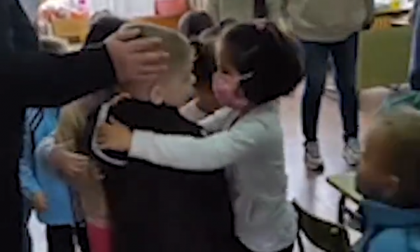 Prekëse: Ja si e përqafojnë fëmijët spanjollë nxënësin e ri nga Ukraina