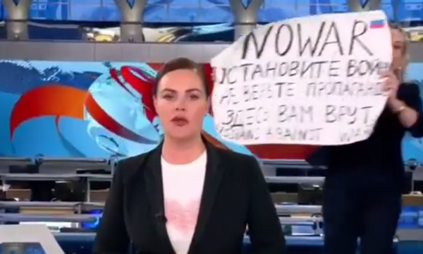 Protestuesja e guximshme, nxjerr parullën kundër luftës në televizionin rus