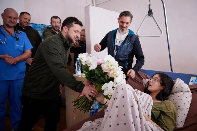 “Ti je një yll në TikTok”, fjalët e 16-vjeçares kur e vizitoi Zelensky në spital