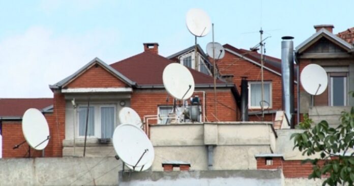 Komuna e Prishtinës iu jep afat 90 ditë qytetarëve për largimin e antenave satelitore nga ndërtesat e tyre
