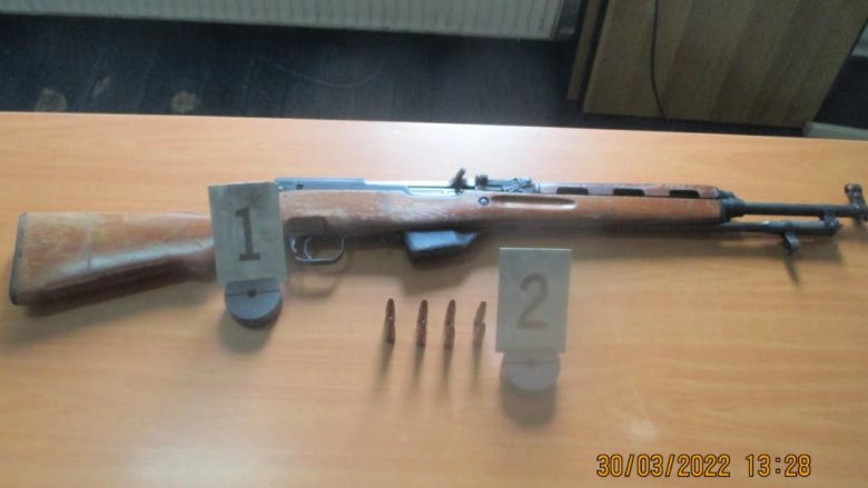 I gjendet armë pa leje në shtëpi, arrestohet një 46-vjeçar në Viti