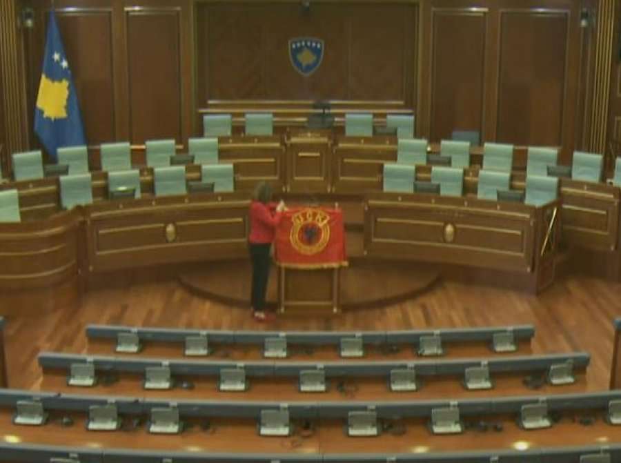 Musliu vendos një flamur me emblemën e UÇK-së në foltoren e Kuvendit