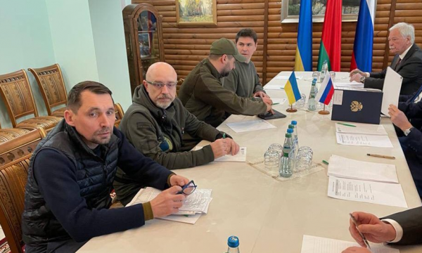Nisin bisedimet mes delegacioneve ruse dhe ukrainase, palët shtrëngojnë duart
