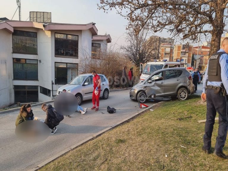 Vetura aksidentohet me shtyllën, godet katër vajza te salla “1 Tetori” (VIDEO)