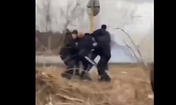 VIDEO/ Rusët ua hedhin granatën civilëve ukrainas