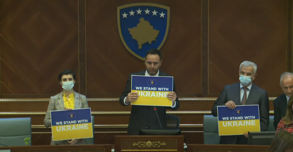 Deputetët e Kuvendit të Kosovës dalin në mbështetje të luftës së popullit të Ukrainës