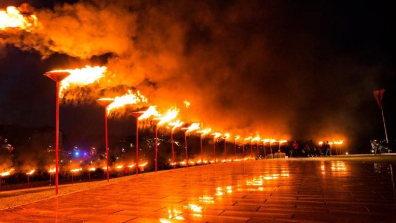 ​Ndizen flakadanët e lirisë në kujtim të komandantit legjendar Adem Jashari