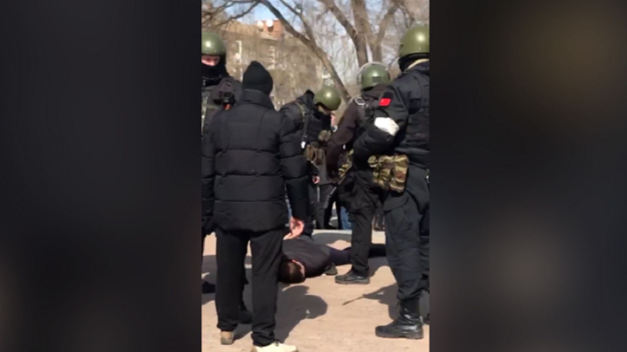 Protestë në Ukrainë/ Ushtria ruse acarohen nga kënga dhe sulmojnë ukrainasit