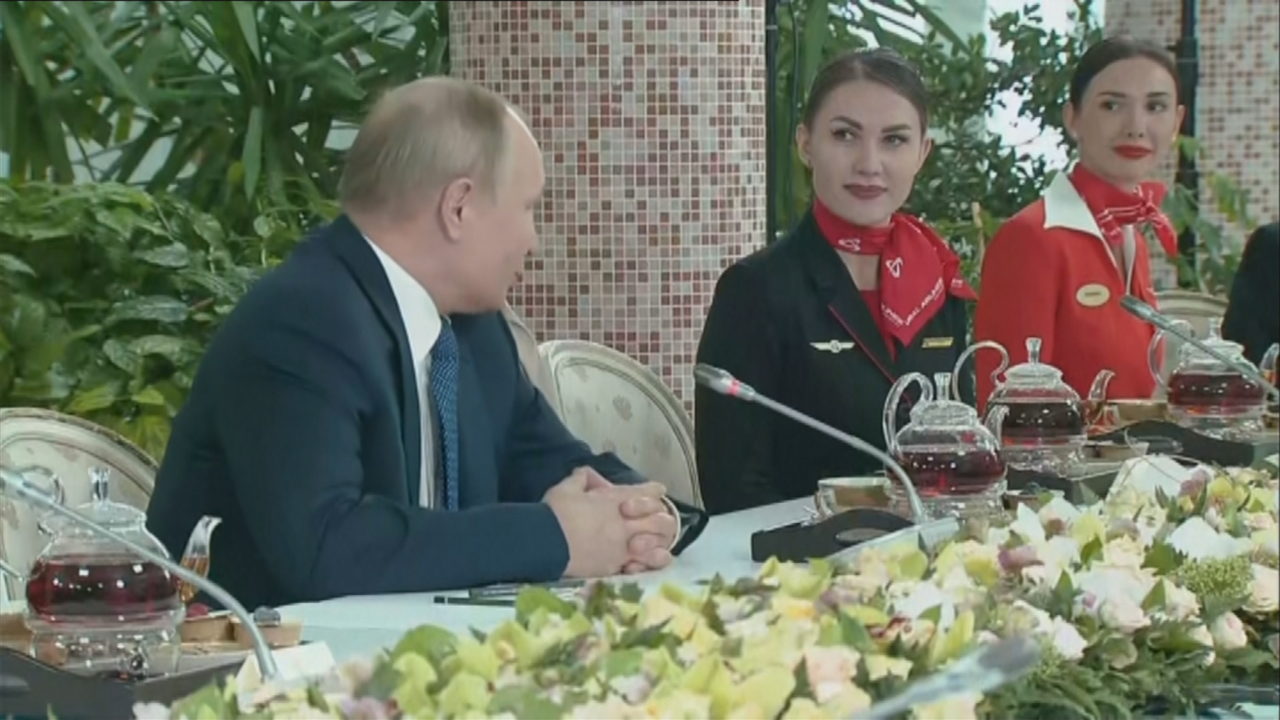 Putin thyen rregullat e veta, në tavolinë me 17 stjuardesa që i rikthyen buzëqeshjen