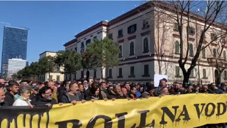 Mbyllet protesta në Shqipëri, Qeveria ulë çmimin e naftës