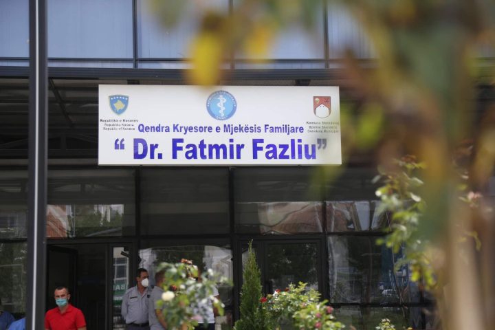 Drejtori i QKMF-së në Skenderaj: Një nga infermierët ka marrë trauma psikike nga dhuna