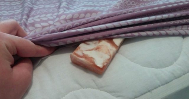 Para se të shkoni në shtrat, vendosni një copë sapuni nën çarçafë, çfarë ndodh me trupin tuaj