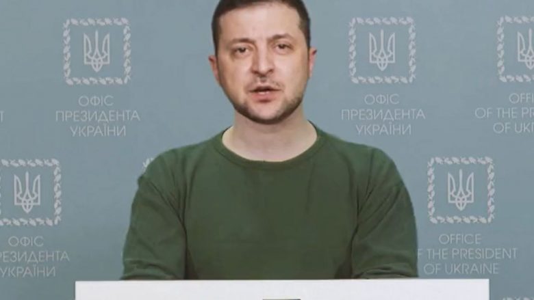 Videoja e rreme e Zelenskyt, ku i kërkon popullit të dorëzohet, po bën xhiron e rrjetit