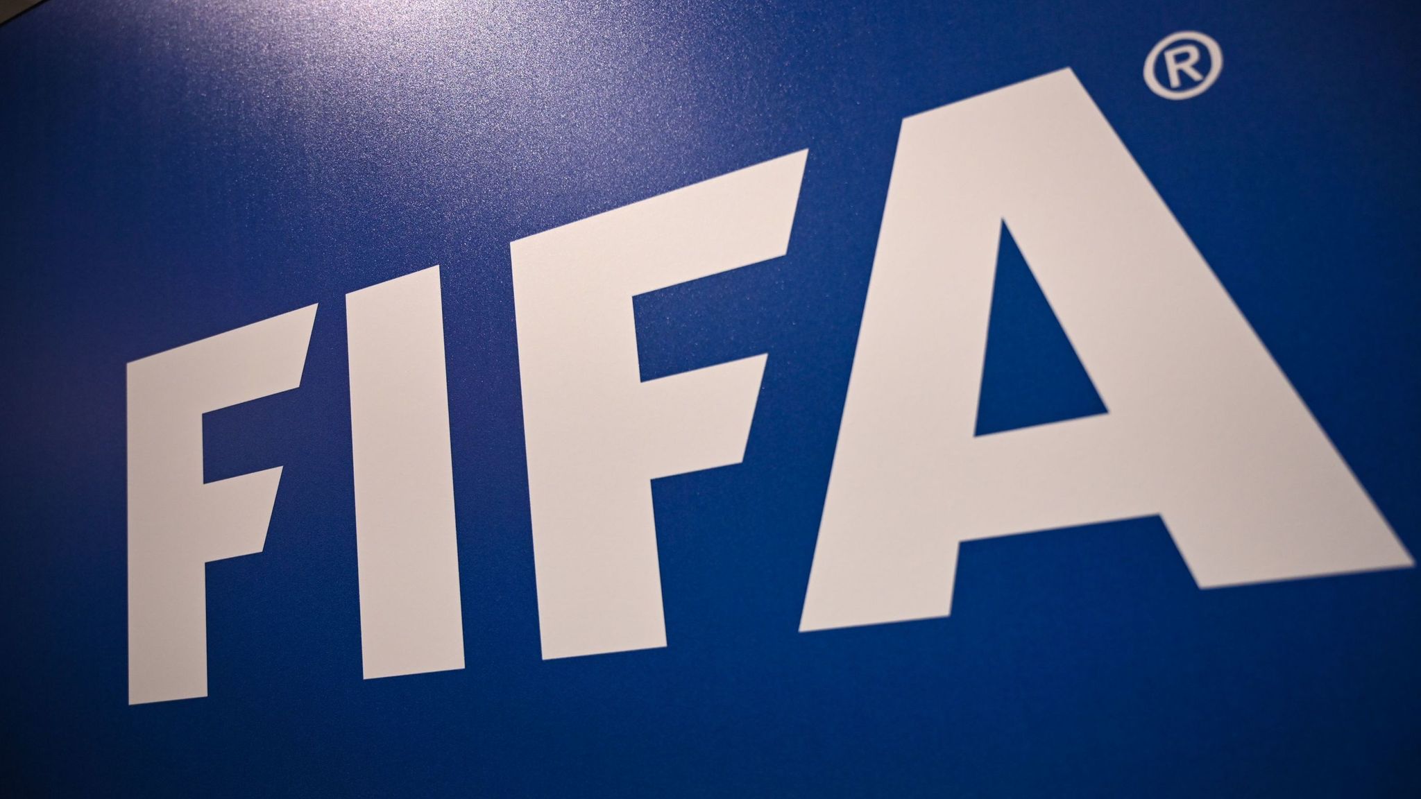 FIFA hap një afat kalimtar të veçantë për lojtarët që largohen nga Rusia dhe Ukraina
