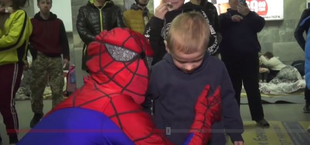 Pak buzëqeshje në mes të luftës, Spidermeni shkon për vizitë te fëmijët e Kharkivit