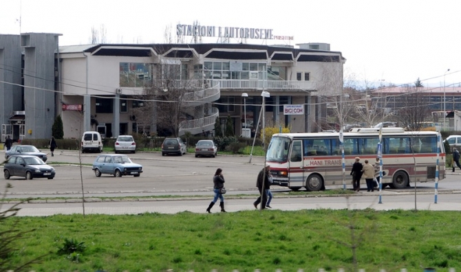 Shtrenjtohen biletat e autobusëve, kompanitë s’respektojnë vendimin për përgjysmim të biletës