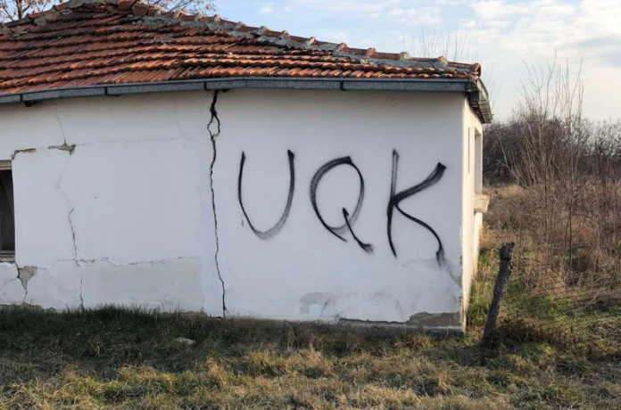 Demaskohen grafitet e propagandës serbe në Kosovë, Çitaku: Mësojini agjentët tuaj ta shkruajnë drejt UÇK