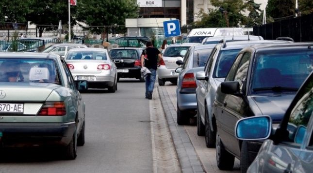 ​Nesër nis vendosja e stikersave nëpër xhamat e automjeteve të siguruara