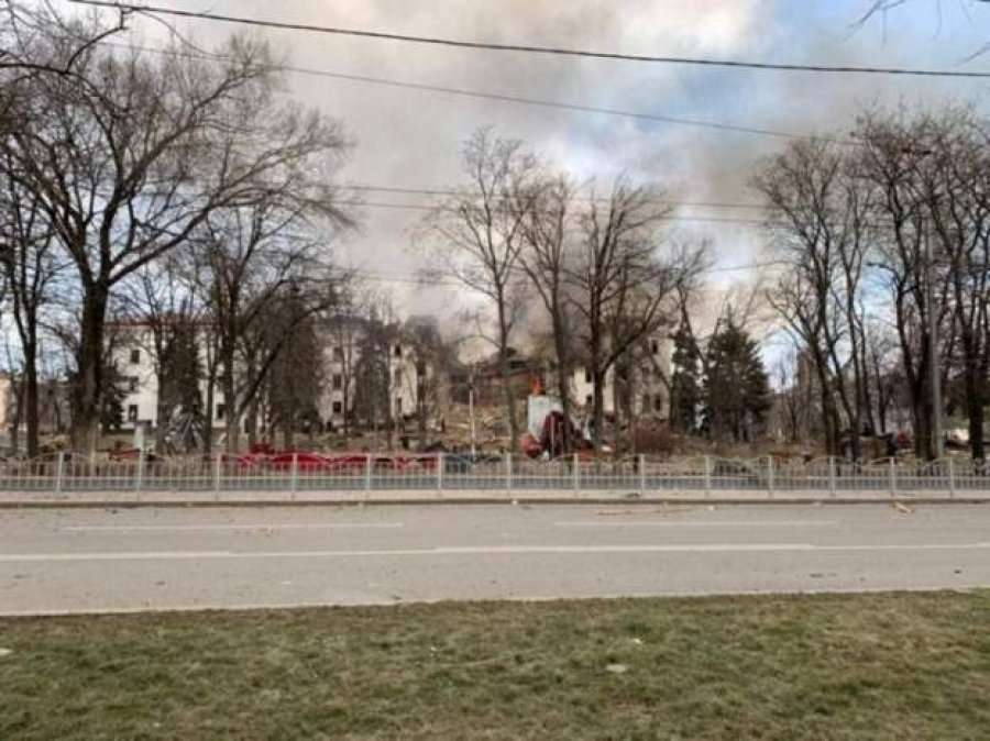 Autoritetet ukrainase thonë se ka të mbijetuar nga shpërthimi i teatrit në Mariupol