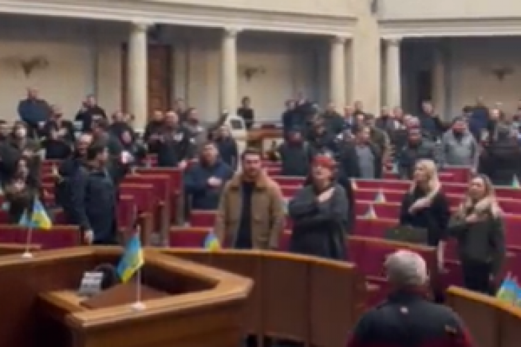 Deputetët ukrainas mblidhen fshehurazi në Parlament dhe këndojnë himnin