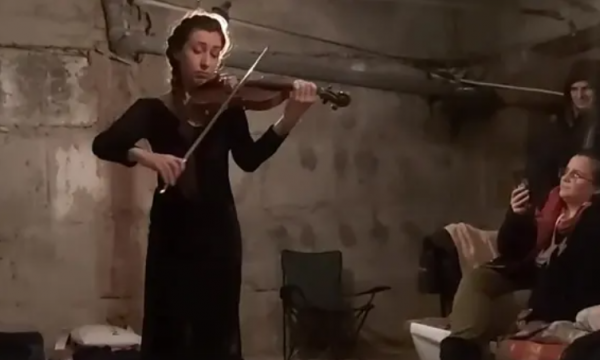 Violinistja “qetëson” banorët e tmerruar nga bombardimet në Ukrainë