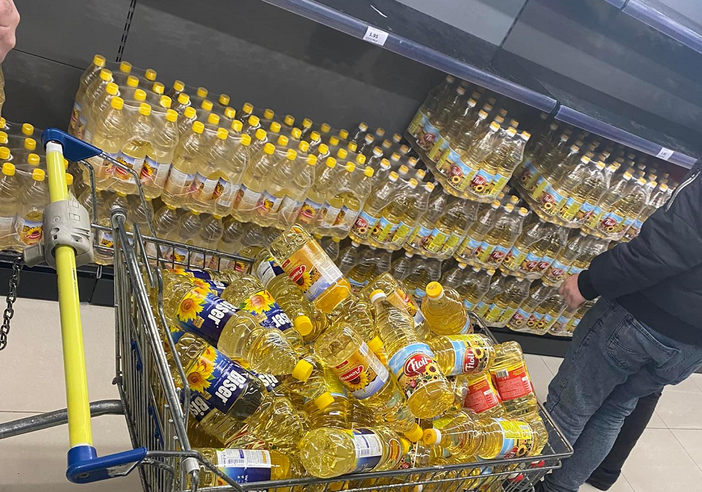 Konfiskohen mbi 4 mijë e 700 litra vaj në një supermarket në mungesë të dokumentacionit për vendin e origjinës