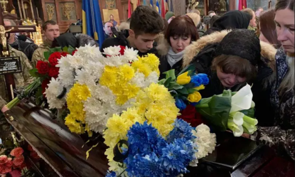 Lufta nuk le as të varrosësh të vdekurit, ndërpritet ceremonia mortore për shkak të një sulmi në Lviv