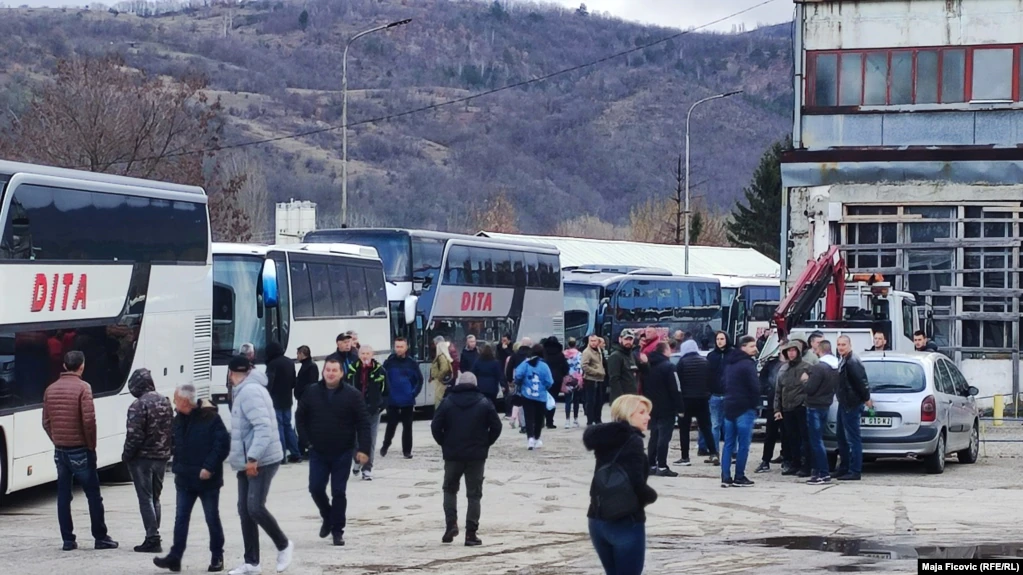 Serbët nga Kosova shkojnë në Serbi për të votuar