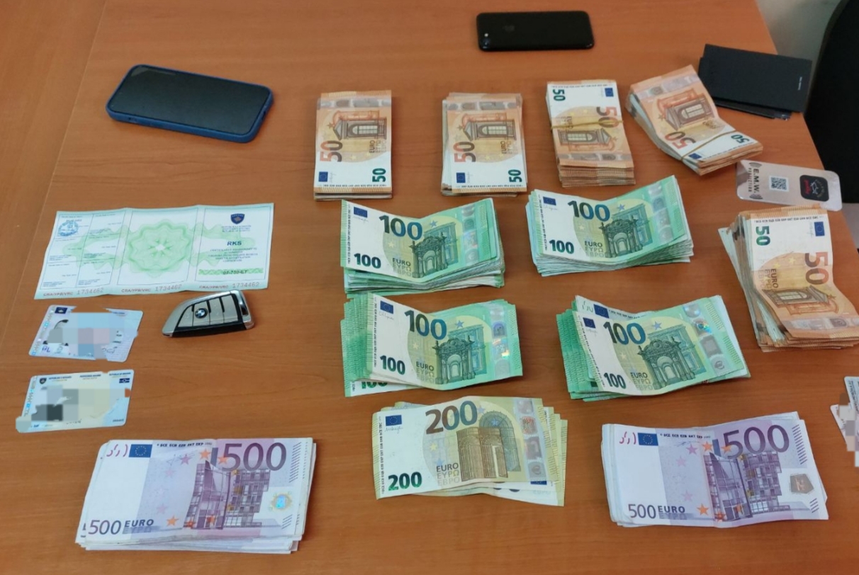 Policia ndalon një veturë që erdhi nga Serbia, shoferit i gjenden 60 mijë euro të fshehura në pantallona
