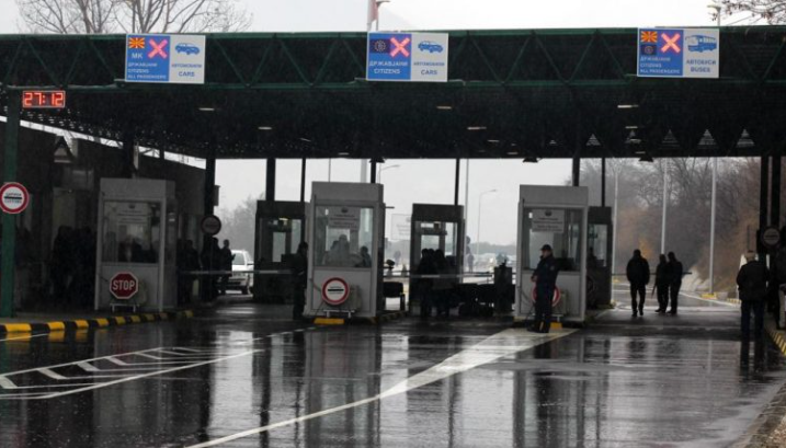 Në Han të Elezit, polici maqedon ua kërkon 20-30 euro ryshfet pasagjerëve shqiptarë për ta kaluar kufirin
