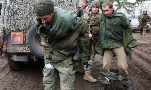 Zyrtarja ukrainase: Rusët kanë marrë peng 700 ushtarë dhe qindra gra