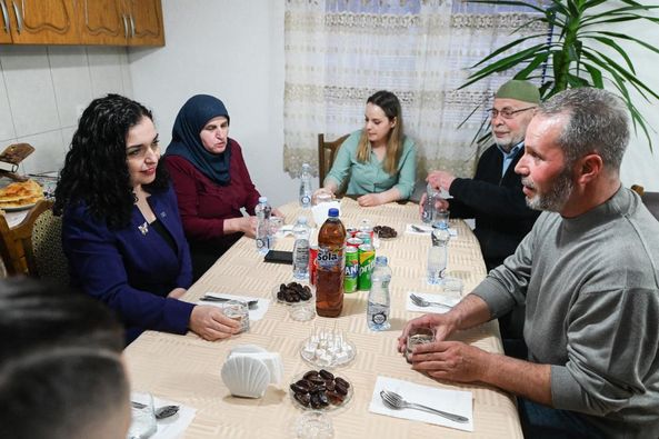 Osmani për iftar te familja e një dëshmori në Gjilan: Aty gjetëm mikpritjen