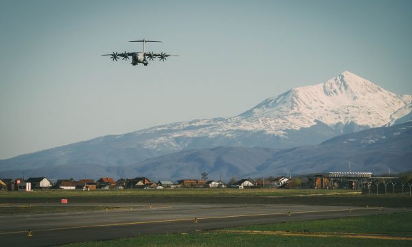 Vulin e quajti akt armiqësor dërgimin e armëve nga Britania në Kosovë, Vela e quan maskara