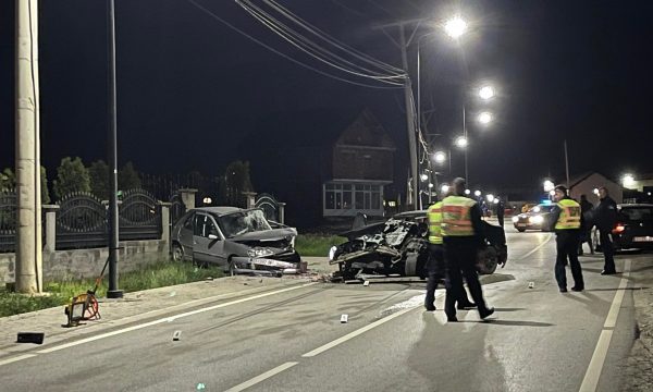 Policia jep detaje për aksidentin në Lipjan, dy të lënduar dhe tri vetura të përfshira