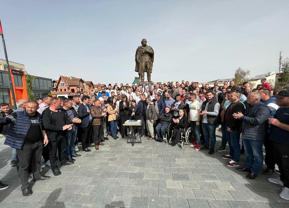 Festohet ditëlindja e Thaçit në Skënderaj, prehet tortë me fotografinë e tij