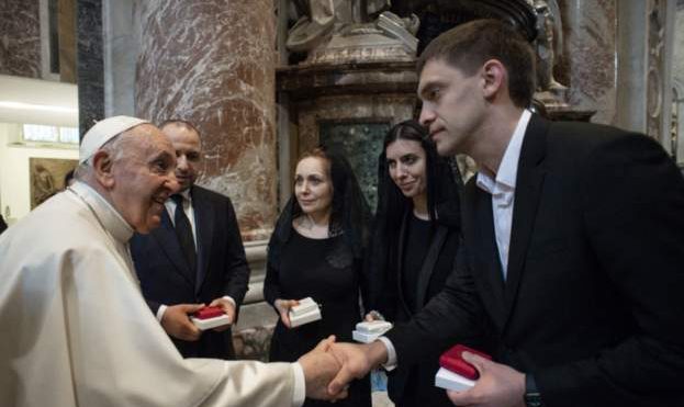 Kryebashkiaku ukrainas që u lirua nga robëria ruse merr pjesë në meshën e Pashkëve në Vatikan