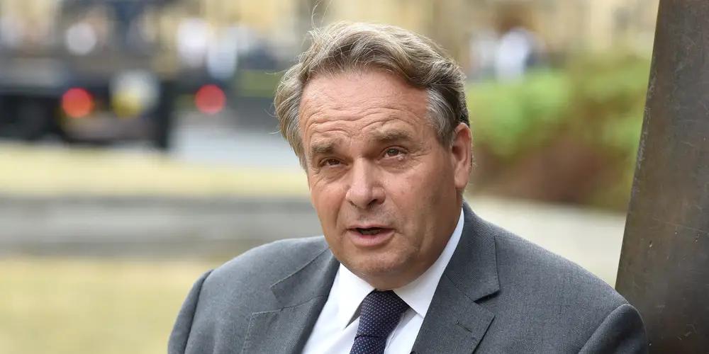 Deputeti britanik jep dorëheqje pasi u kap duke shikuar pornografi në Parlament