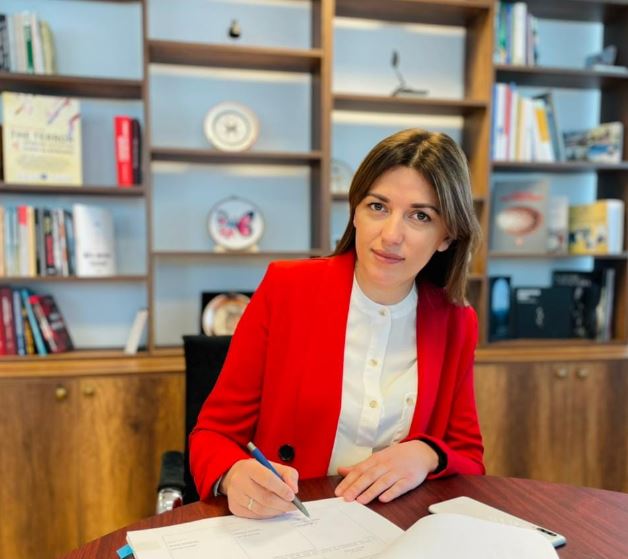 Haxhiu nënshkruan udhëzimin administrativ, ulen në 40 % tarifat e përmaruesve privat