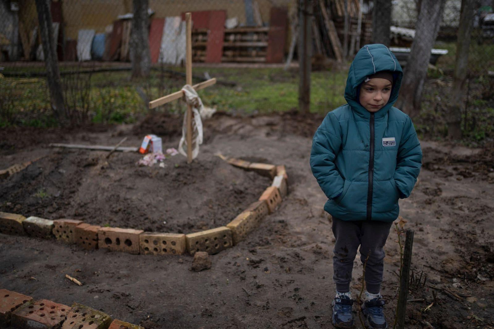 Foto që të prekin shpirtin, 6-vjeçari ukrainas kujdeset për varrin e së ëmës