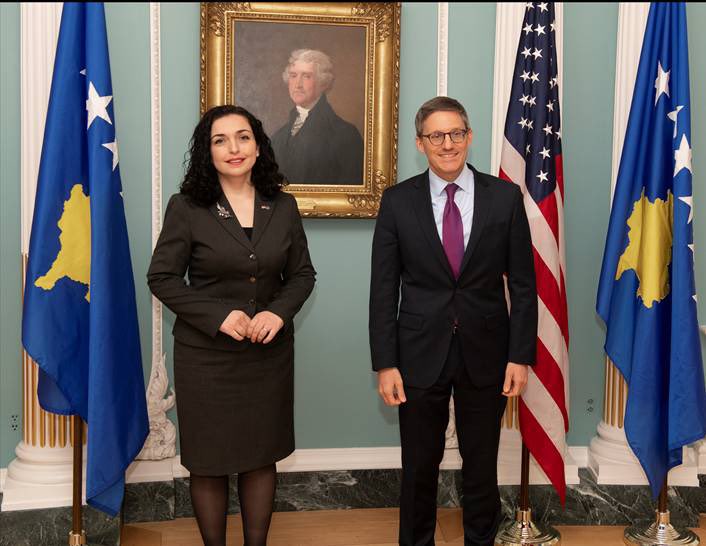 Chollet pas takimit me Osmanin: Diskutuam për përkushtimin e ShBA-së për sovranitetin e Kosovës