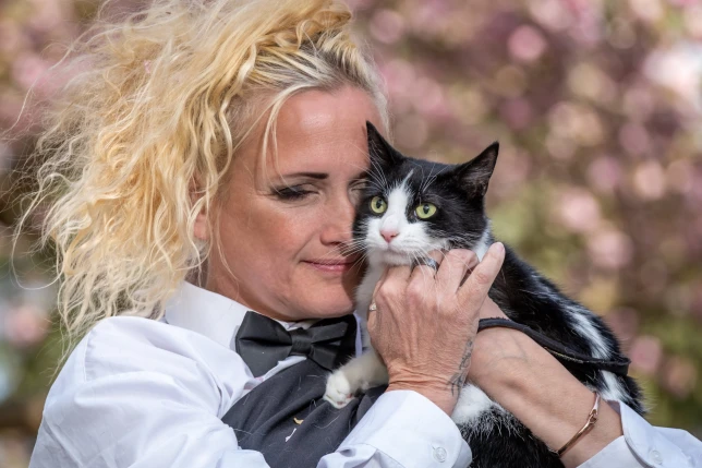 Gruaja martohet me macen e saj për të ndaluar pronarin e shtëpisë që ta vrasë