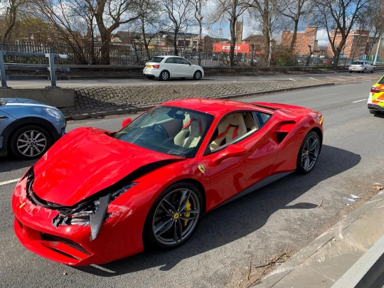 Shoferi përplaset me Ferrari që i kushtoi rreth 300 mijë euro, pak pasi e bleu atë